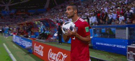 爆笑瞬间!伊朗悍将界外球花活玩砸 前空翻一圈