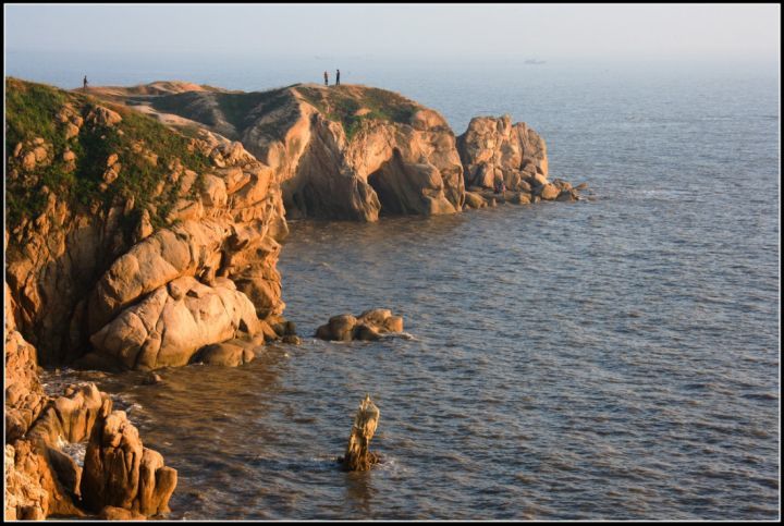 海蚀地貌的类型 1 海蚀凹槽:基岩海岸海水面附近的岩石不断遭受破碎
