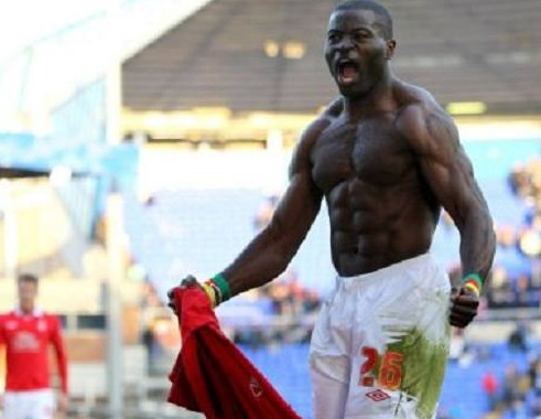 中外足坛球星身材对比,国足技术差距大?身体素