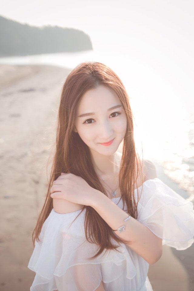 今天,"图淑馆"的小淑女给大家带来一个在海边散步的美女.
