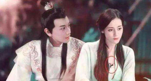 影视剧搞笑穿帮:迪丽热巴在某部电视剧中,胸前领子上露出类似耳机的