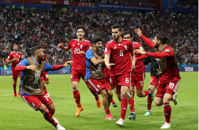 伊朗身处绝境死磕葡萄牙!11人防守大阵,飞身堵