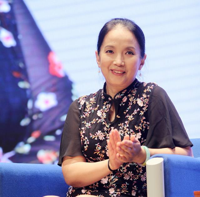 58岁吕丽萍近照，三婚孙海英收获幸福，前夫却拒绝参加亲儿子婚礼