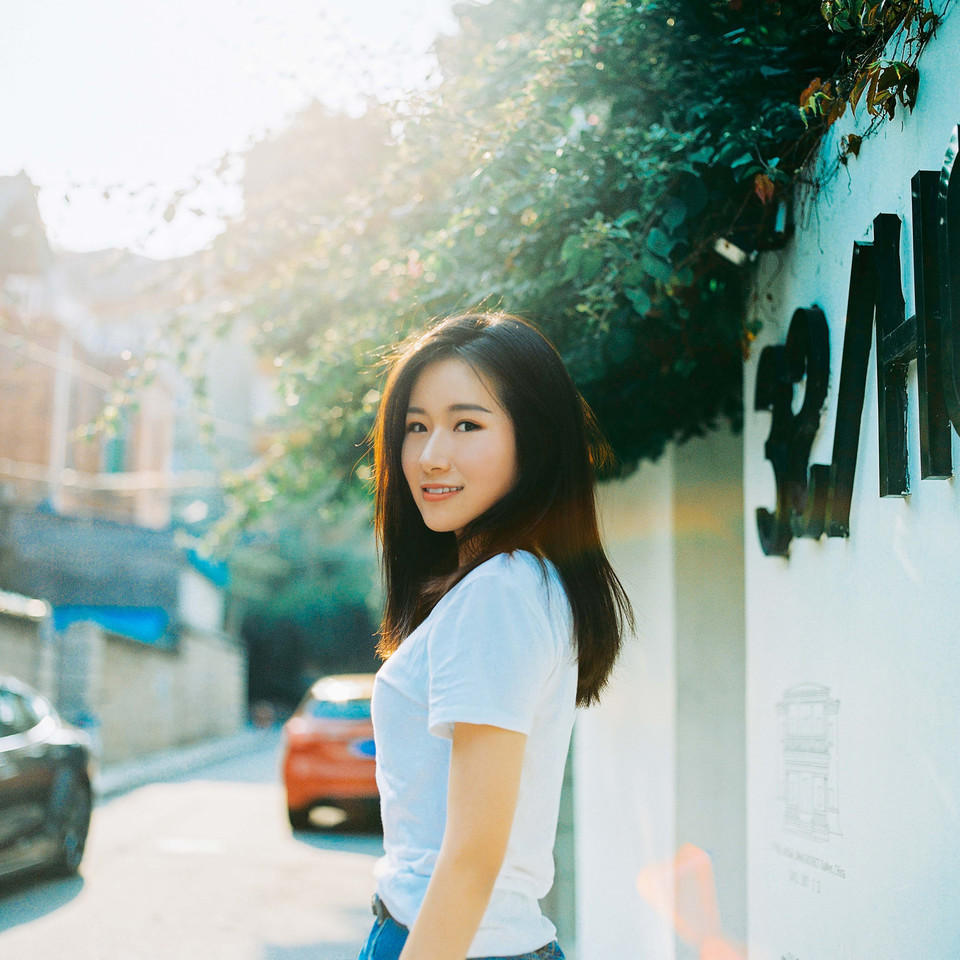 青春洋溢的90后姑娘户外清新写真,甜美笑容令人心动
