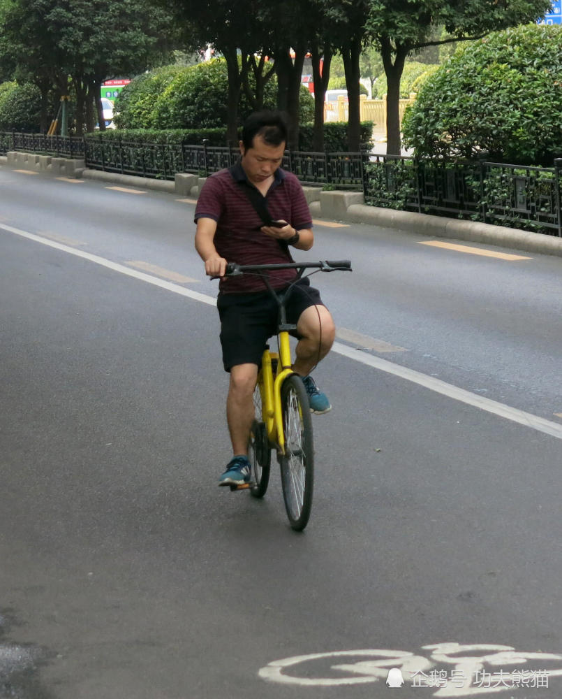 骑车玩手机打电话 危险骑行害人害己