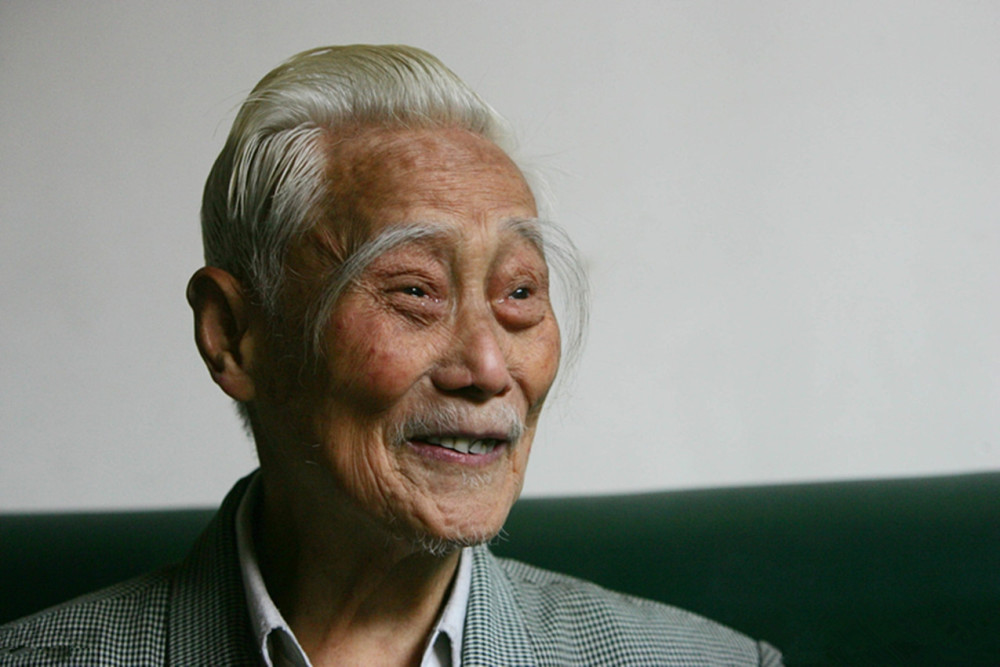 九旬老人眉毛疯长,现已长到10多厘米,网友:确认过眼神