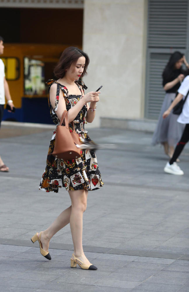 路人街拍,北京女孩:图3好看,紧身裙很显身材线条,带一