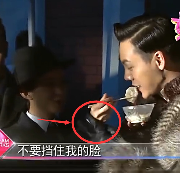 赵丽颖现场喂陈伟霆吃饺子,陈伟霆说的"七个字"让赵丽颖尴尬不已!