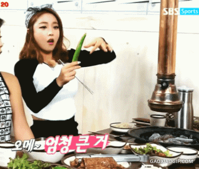 搞笑gif趣图:wow!这东西居然能大能小,妹子表情好亮