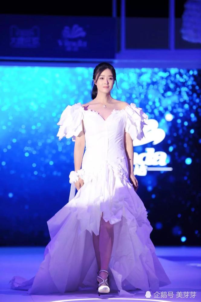 一字肩的衣服这么挑人穿?杨紫和蒋欣都不适合