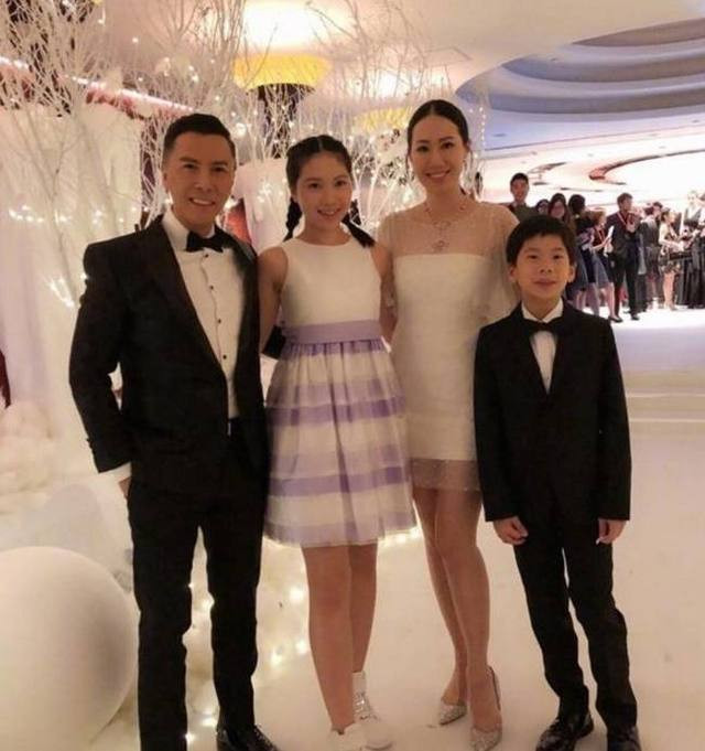 汪诗诗晒一双儿女近照,女儿颜值高神似爸爸甄子丹!