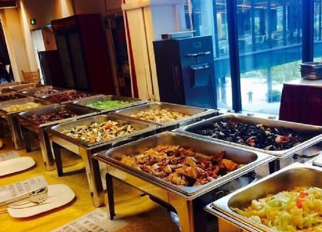 富士康食堂堪比一个自助餐现场,环境更是好到没话说,网友:好想跳槽