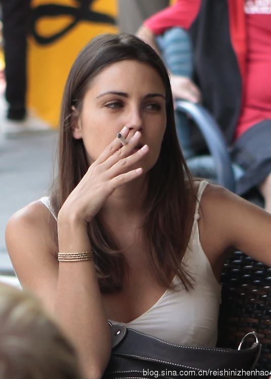 到现在人就觉得会抽烟的女人永远是有故事的女人.