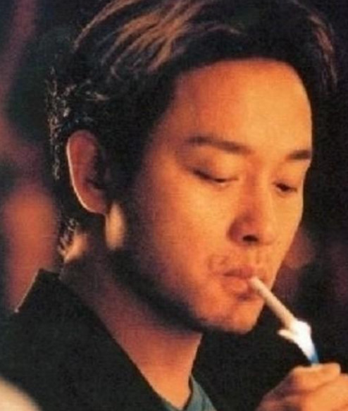 张一山抽烟痞帅,张国荣抽烟侧颜帅,而他竟然抽