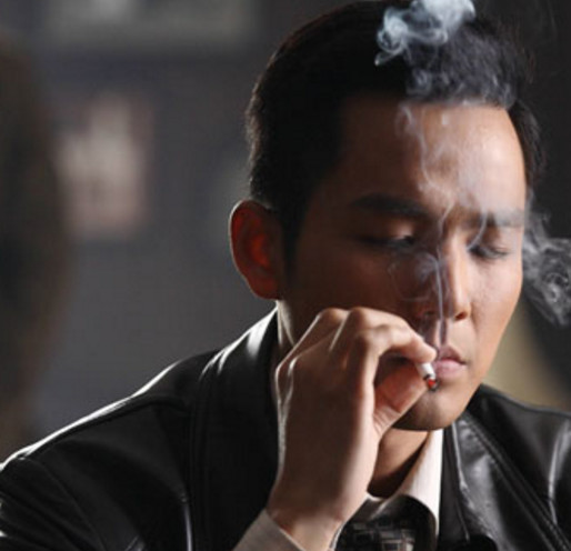 张一山抽烟痞帅,张国荣抽烟侧颜帅,而他竟然抽