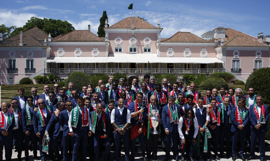 葡萄牙总统接见国家队 与C罗拥抱_学生时代网