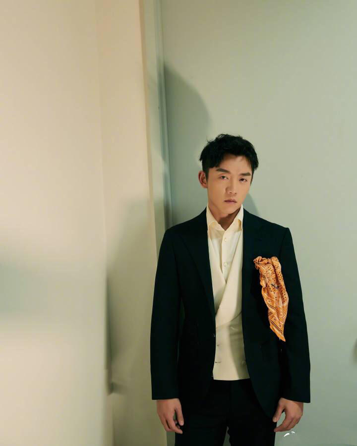 郑恺请全组吃饭,助理结婚送车!杨幂的职员吃火