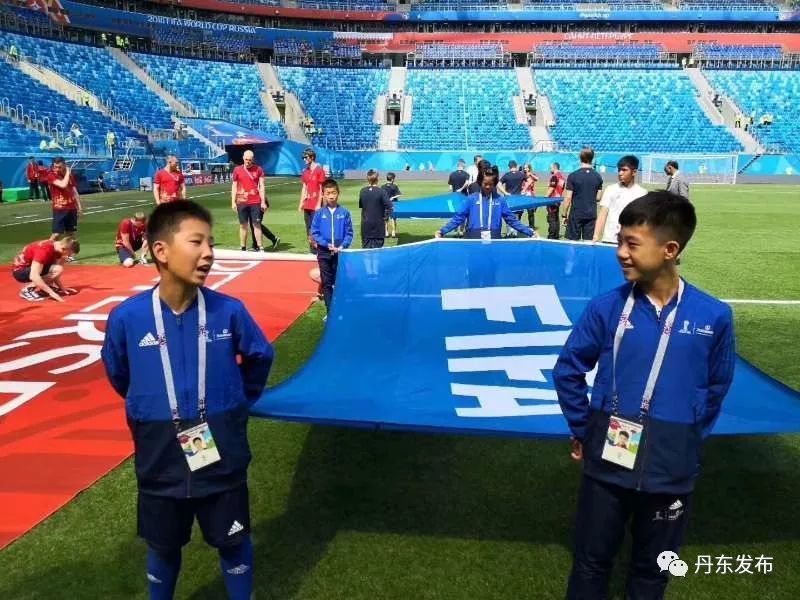 丹东俩少年亮相世界杯赛场,带队的主教练竟然