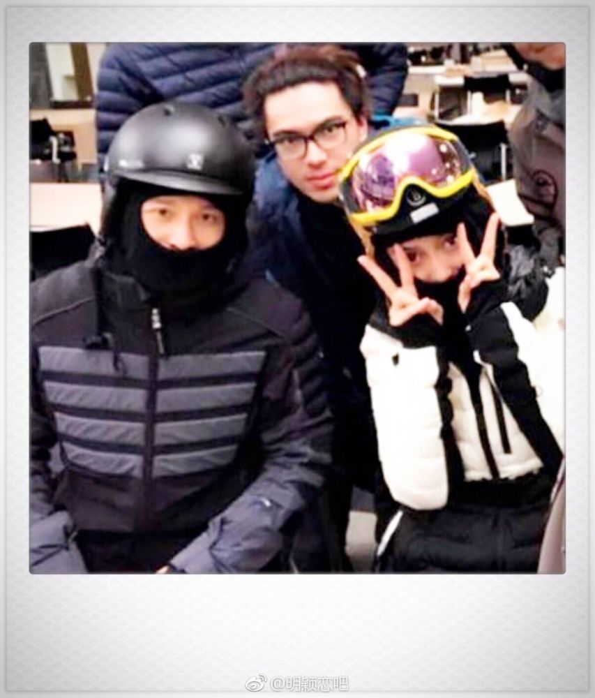 网曝Baby夫妇和弟弟合影,弟弟戴眼镜颜值帅气