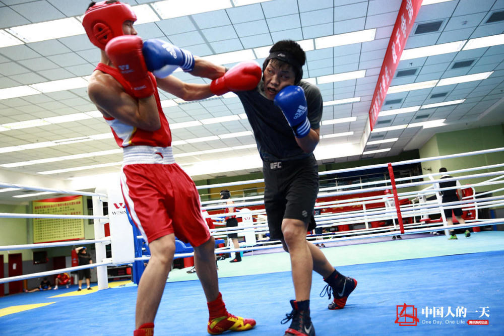 从放牛娃到吸血魔 李景亮曾85秒KO外国拳手