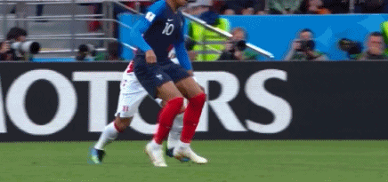 秘鲁球员防守耍小阴招 姆巴佩倒地痛苦捂腰