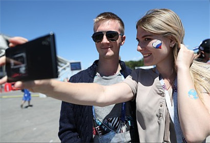 2018俄罗斯世界杯第8日:美女球迷点亮赛场内