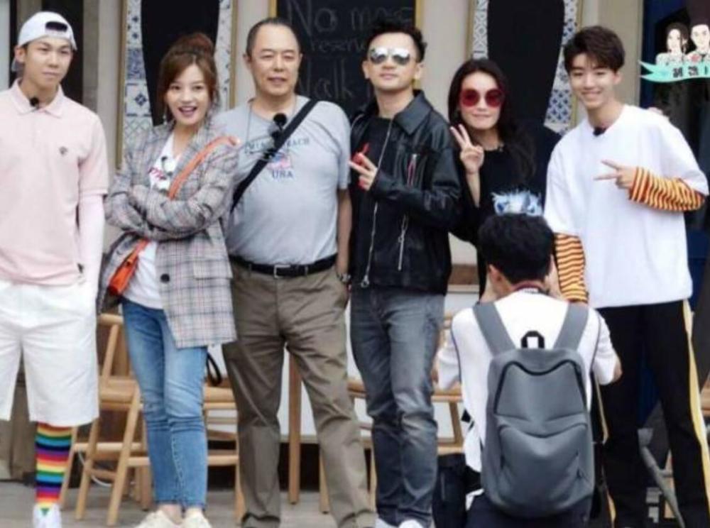 《中餐厅2》录制结束,赵薇和苏有朋坐店门口清