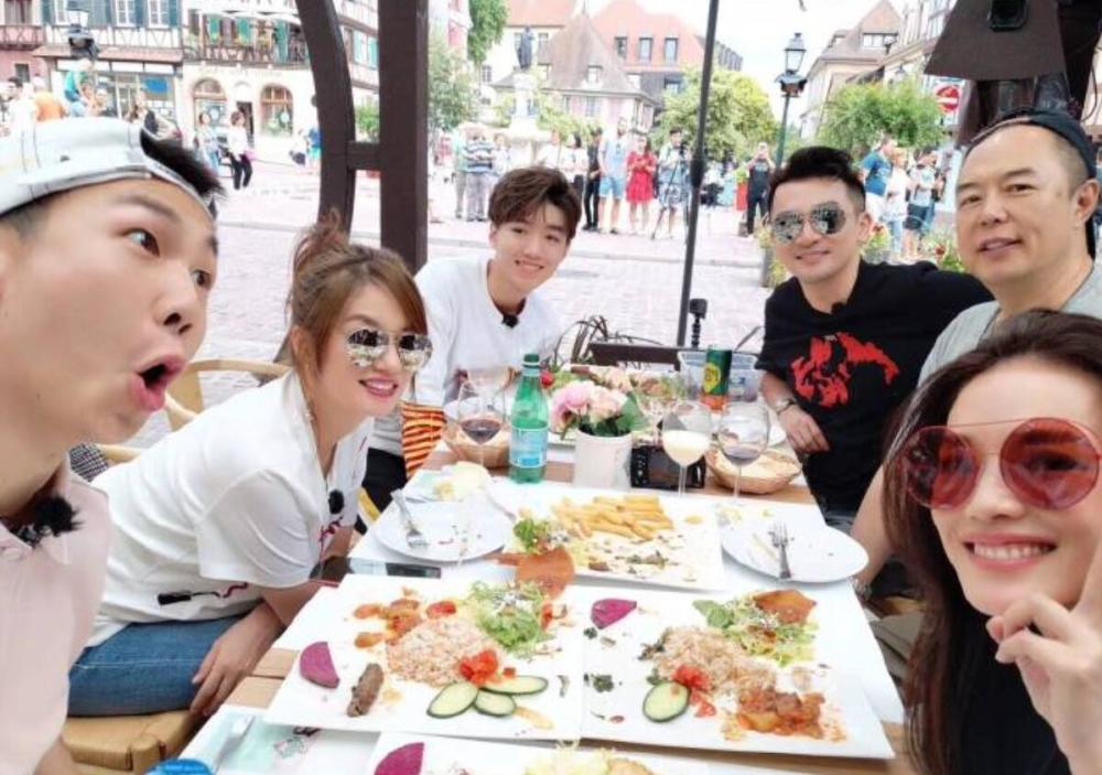 《中餐厅2》录制结束,赵薇和苏有朋坐店门口清