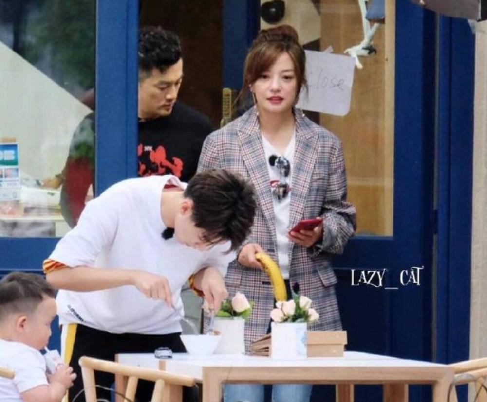 《中餐厅2》录制结束,赵薇和苏有朋坐店门口清