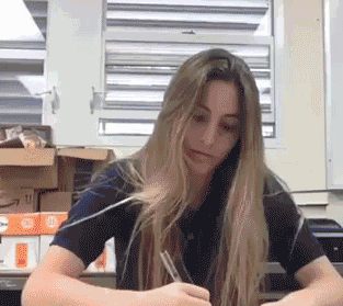 美女穿个肚兜就敢逛超市,如果被强迫症看见你背后的蝴蝶结可就糗大了