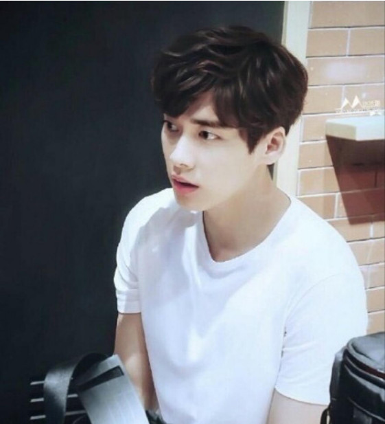 李易峰为她拒吻赵丽颖,赶走吴昕,街头激吻遭卓