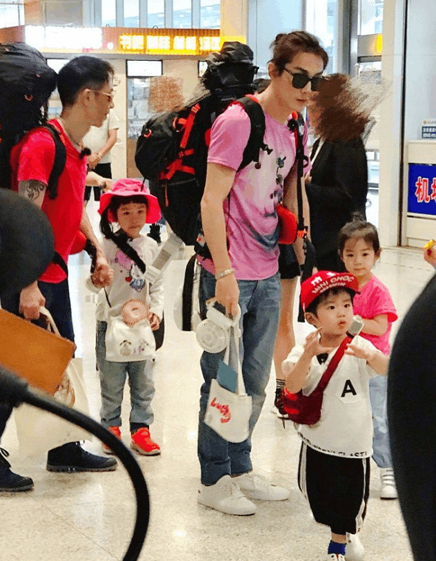 戚薇女儿与朱茵女儿罕见同框,一个文静一个却