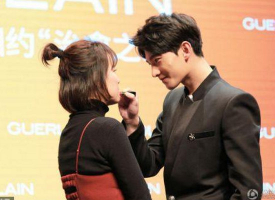 男星涂口红,陈伟霆熟练,郑凯撩人,李晨搞笑,都不