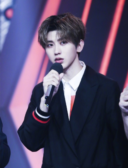 质疑蔡徐坤粉丝有水分?一个月粉丝销售额四千万，娱乐圈谁敢比!