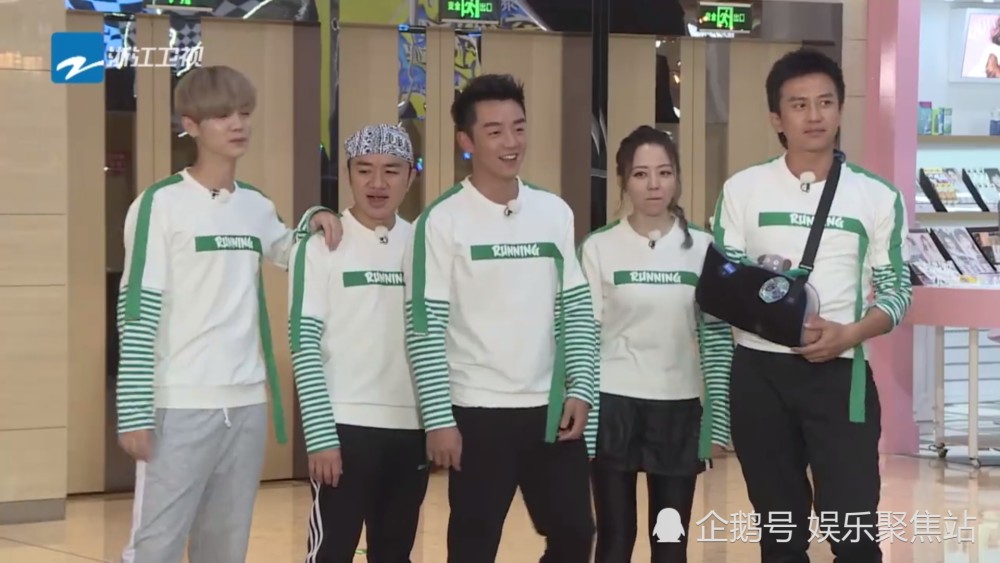 跑男大黑牛制霸泳池,他竟狠狠将Baby推下水