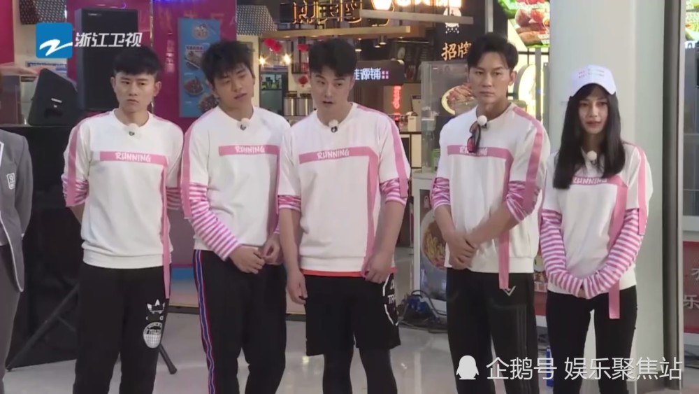 跑男大黑牛制霸泳池,他竟狠狠将Baby推下水