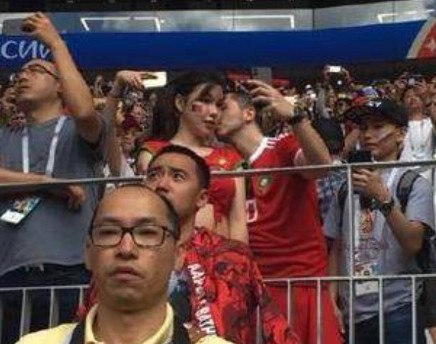 十八线小模特现身世界杯观众席,各种自拍秀身