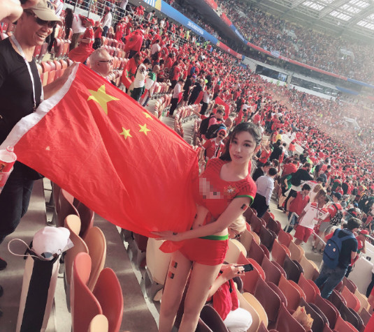 十八线小模特现身世界杯观众席,各种自拍秀身