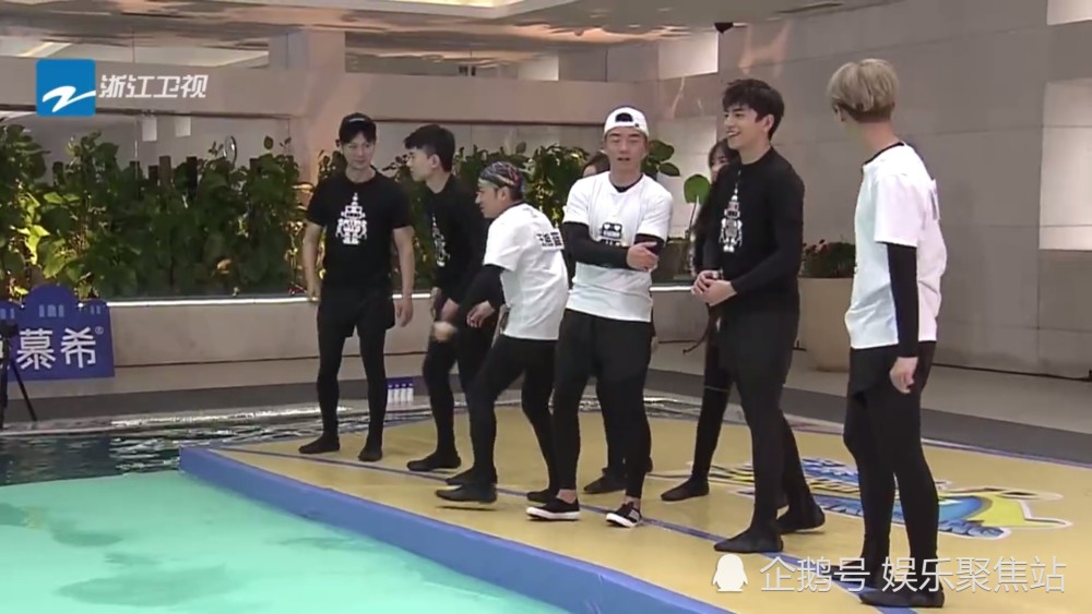 跑男大黑牛制霸泳池,他竟狠狠将Baby推下水