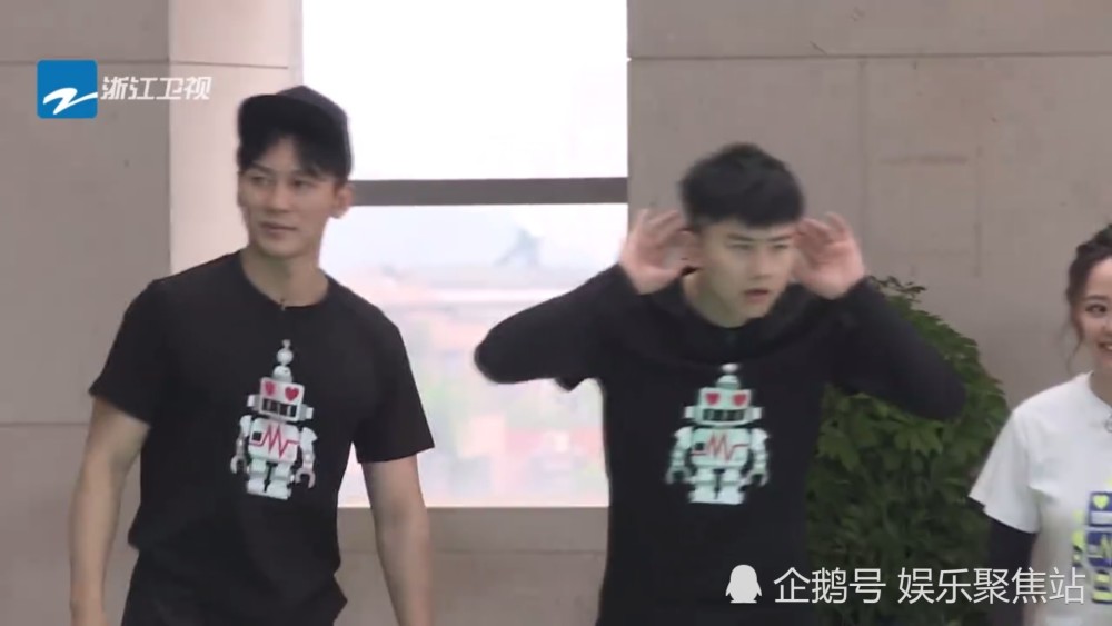 跑男大黑牛制霸泳池,他竟狠狠将Baby推下水