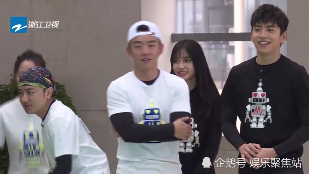 跑男大黑牛制霸泳池,他竟狠狠将Baby推下水