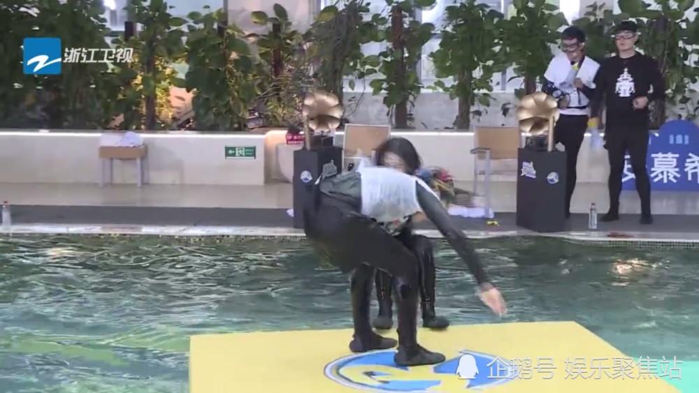 跑男大黑牛制霸泳池,他竟狠狠将Baby推下水