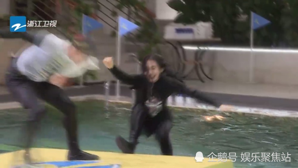 跑男大黑牛制霸泳池,他竟狠狠将Baby推下水