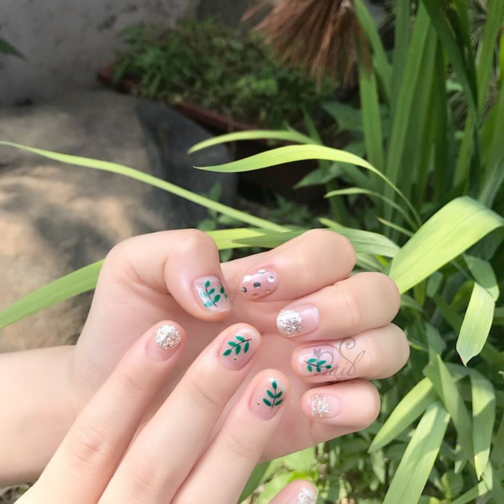 厉害了,5款ins风美甲解锁拍照新姿势