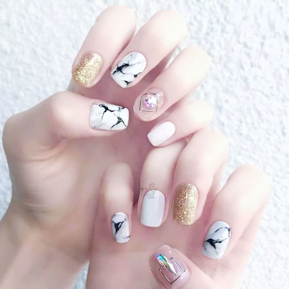 厉害了,5款ins风美甲解锁拍照新姿势