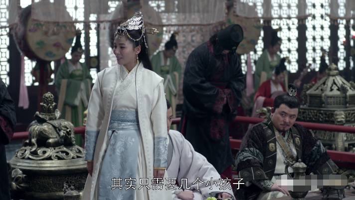 可是当林殊真正去世后,霓凰与聂铎结婚,叩别了林氏祠堂,两个人一起去