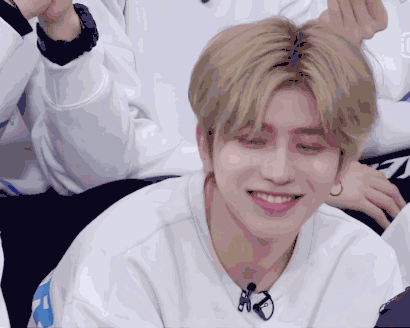 被炫酷软萌的蔡徐坤撩到腿软,同款发色小姐姐们超想pick