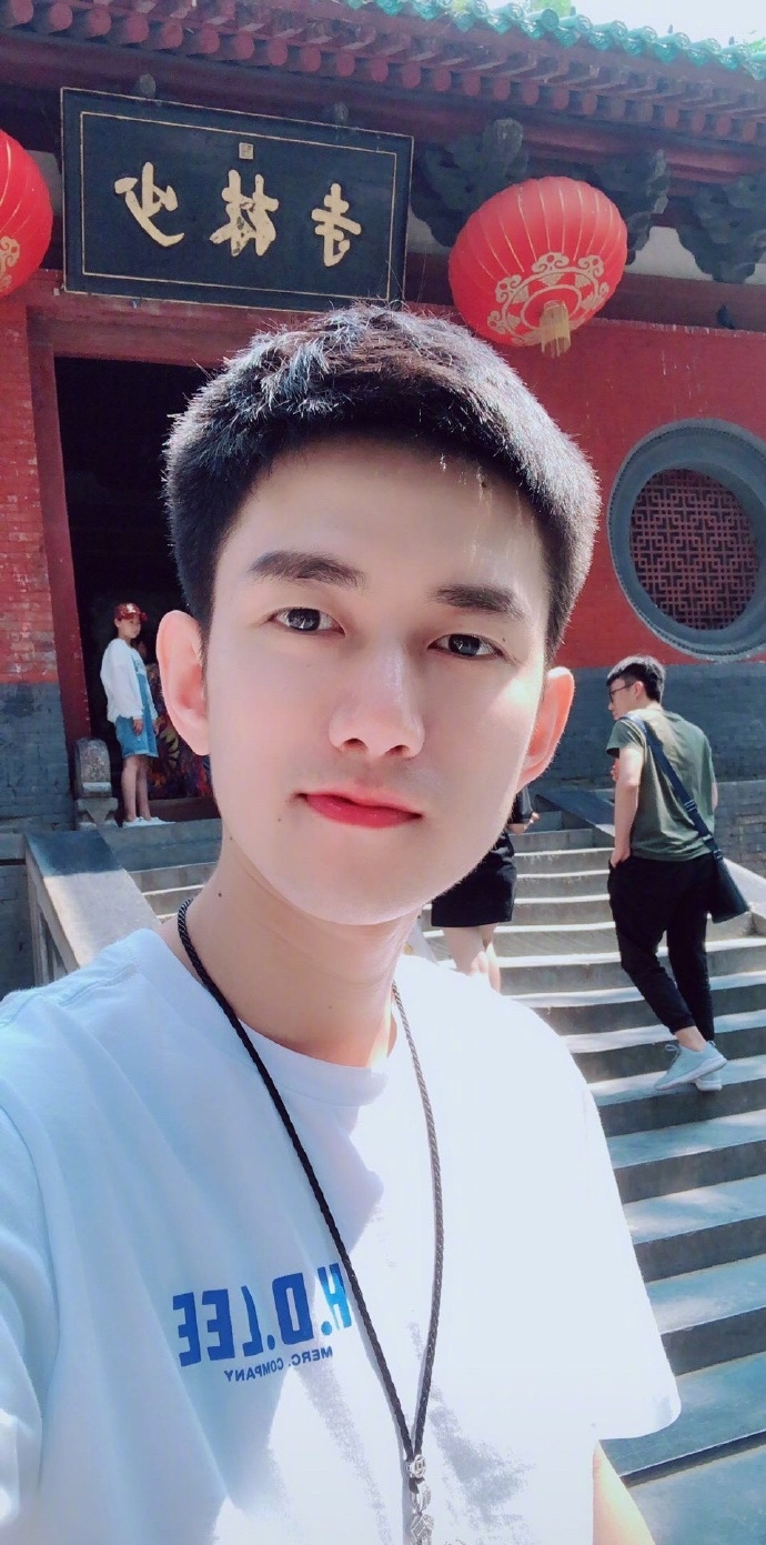yy阿哲晒出游嵩山少林寺组照,喊话粉丝:回归后将加倍补偿你们
