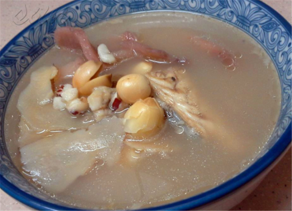 一定要记住这道莲子百合煲瘦肉的做法,做给家人吃,滋补养身哦!