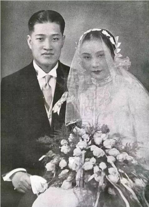 图为潘有声(小商人)和蝴蝶的婚纱照.